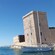 Botes cerca de una línea costera boscosa y edificios